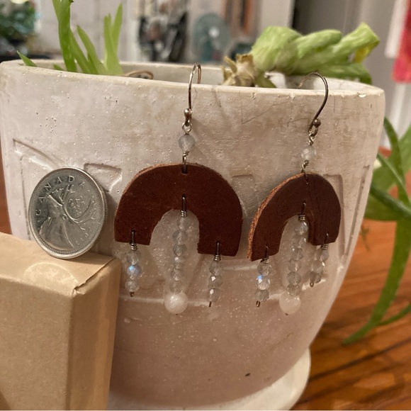 Handmade.
Recycled Leather, Sterling Silver, Labradorite & Moonstone Beads. - Picture 3 of 4